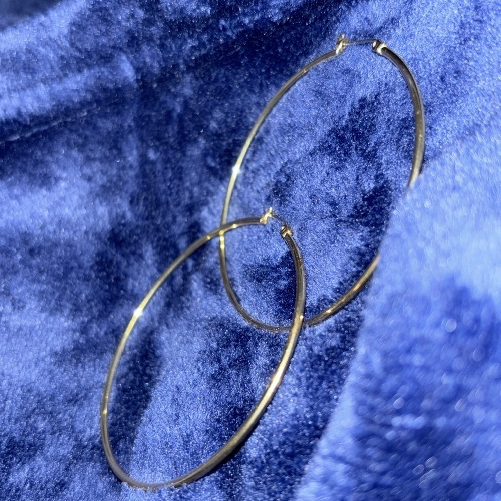 Vintage style Gold tone fashion hoop earrings - Picture 6 of 7